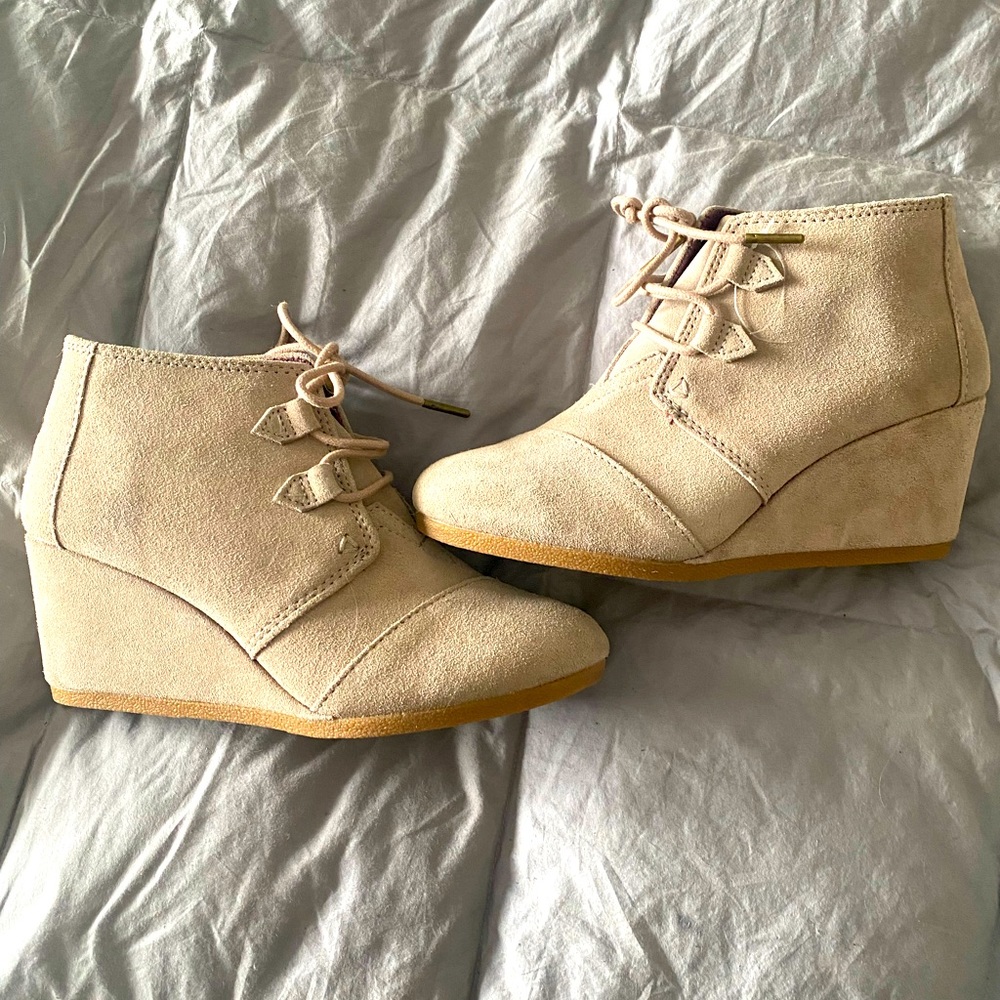 Camel color suede Tom’s wedge boots size 7 1/2 brand new